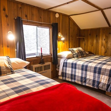 Red Shutter Inn Rossland Bagian luar foto