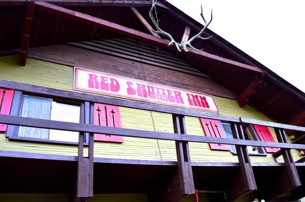 Red Shutter Inn Rossland Bagian luar foto