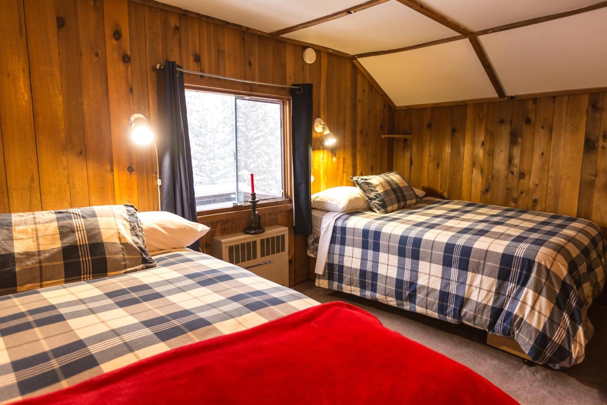 Red Shutter Inn Rossland Bagian luar foto