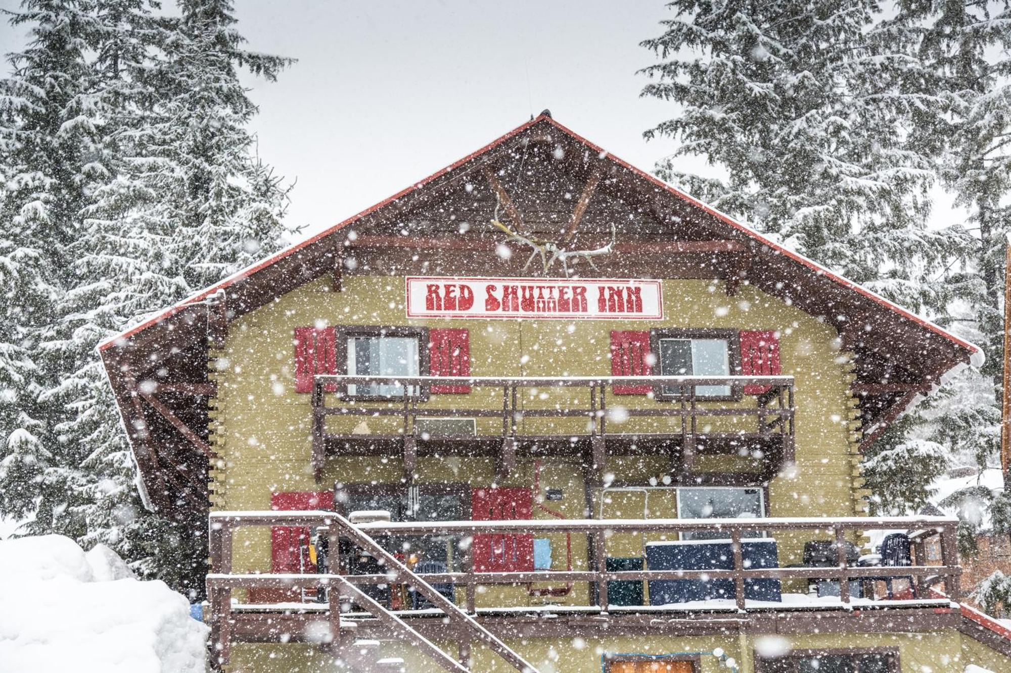 Red Shutter Inn Rossland Bagian luar foto