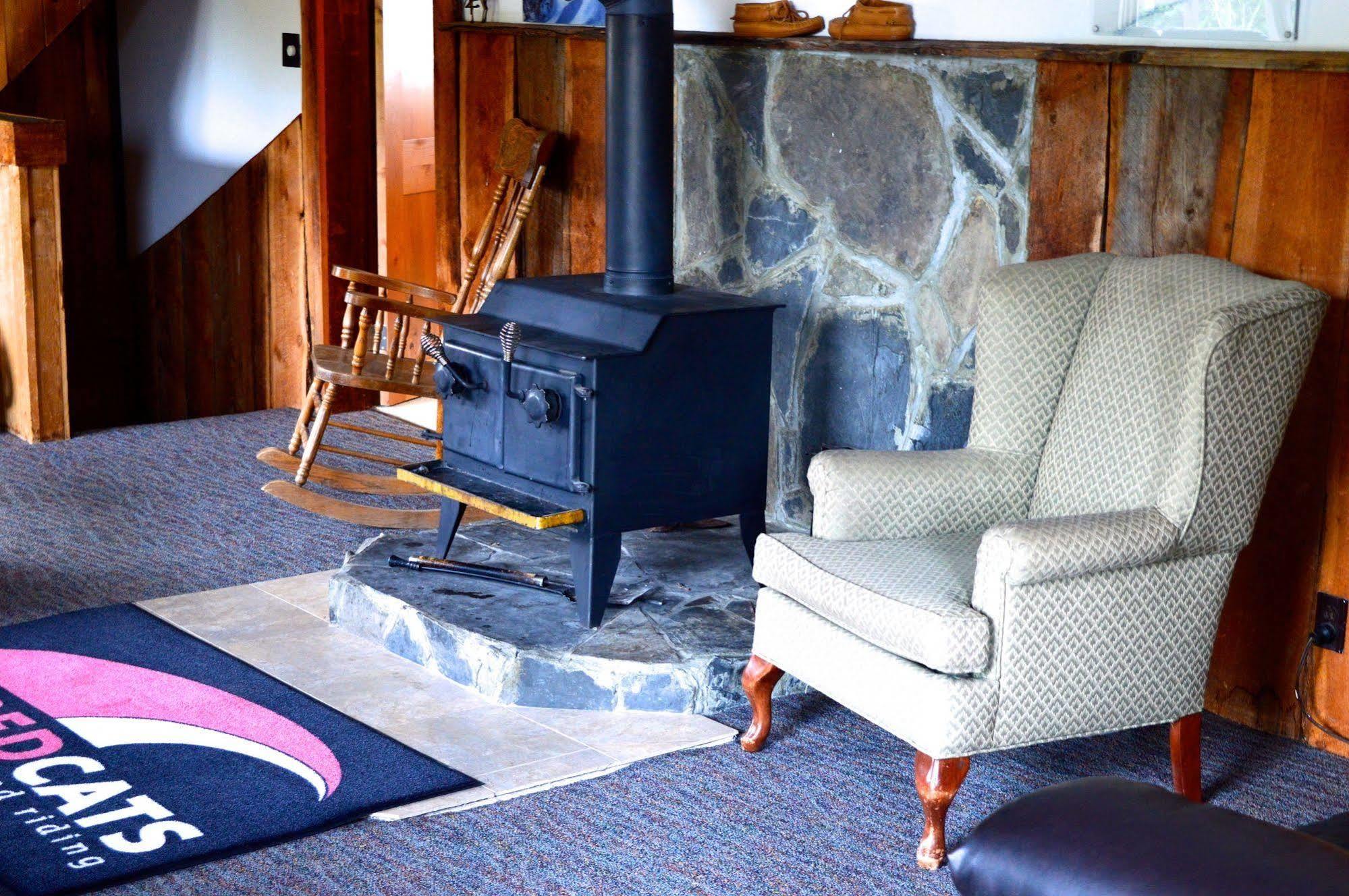 Red Shutter Inn Rossland Bagian luar foto