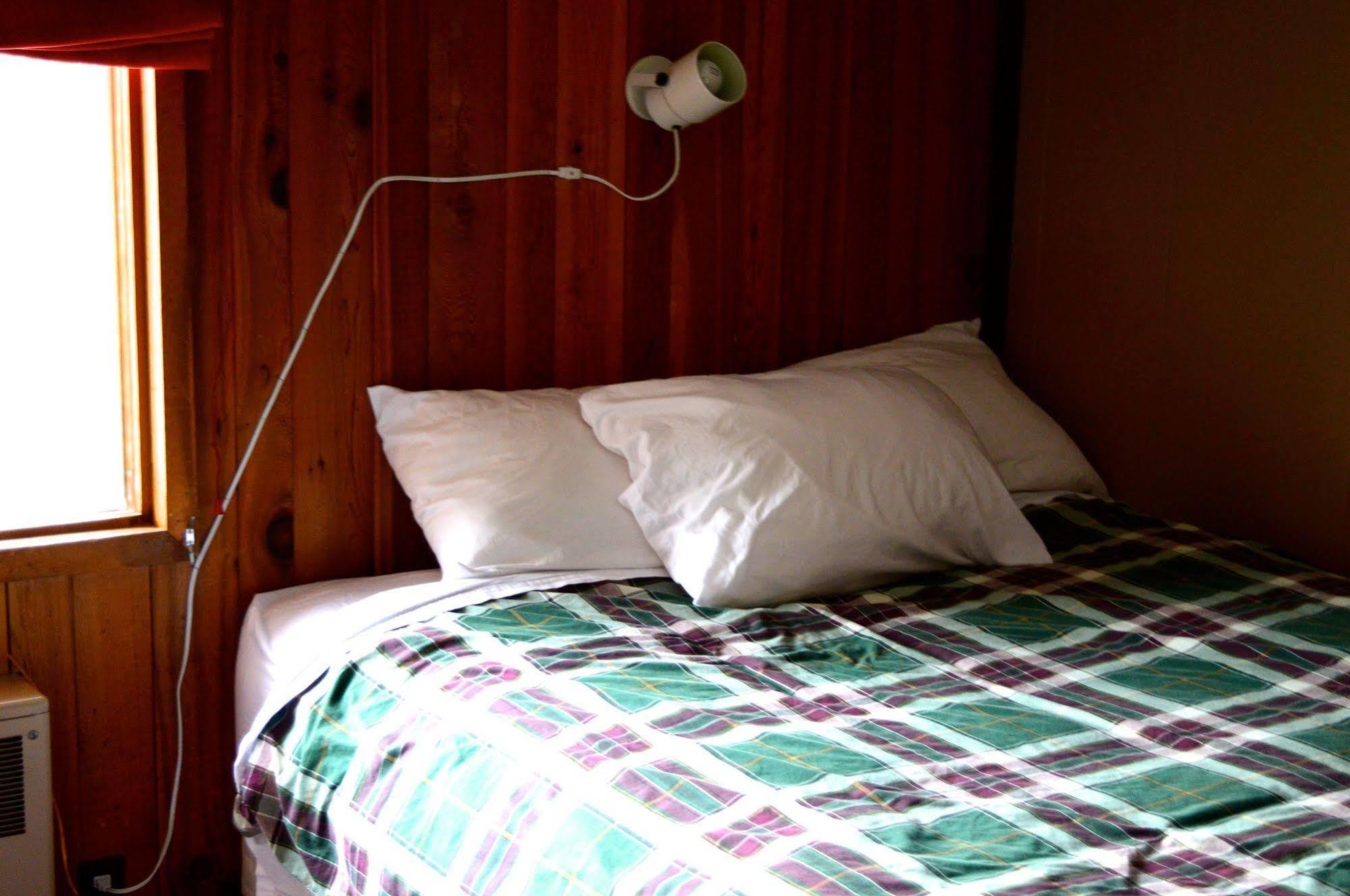 Red Shutter Inn Rossland Bagian luar foto