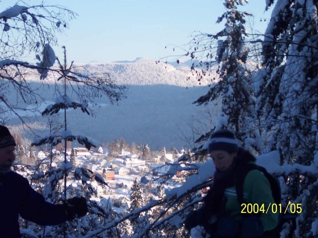 Red Shutter Inn Rossland Bagian luar foto
