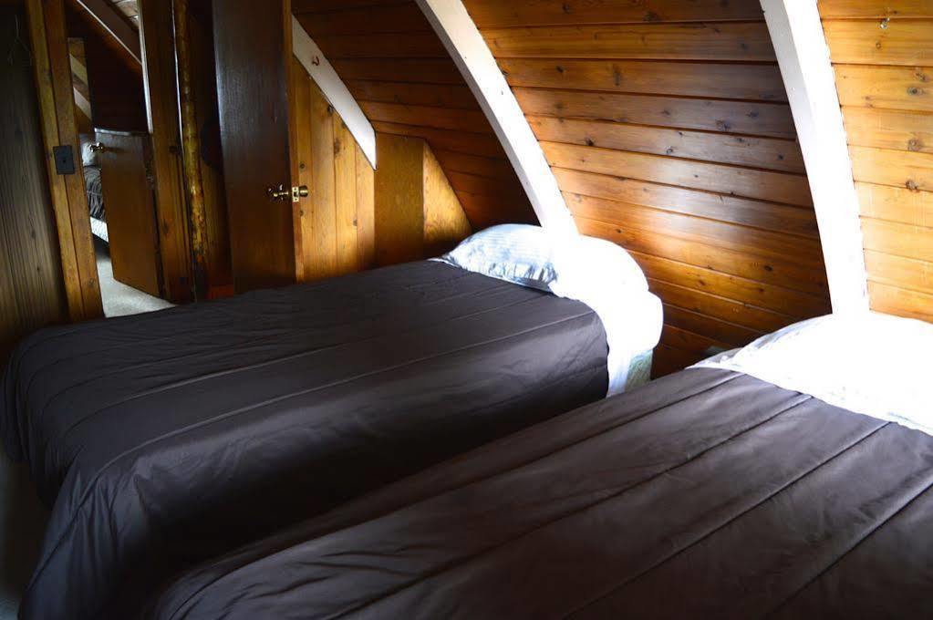 Red Shutter Inn Rossland Bagian luar foto