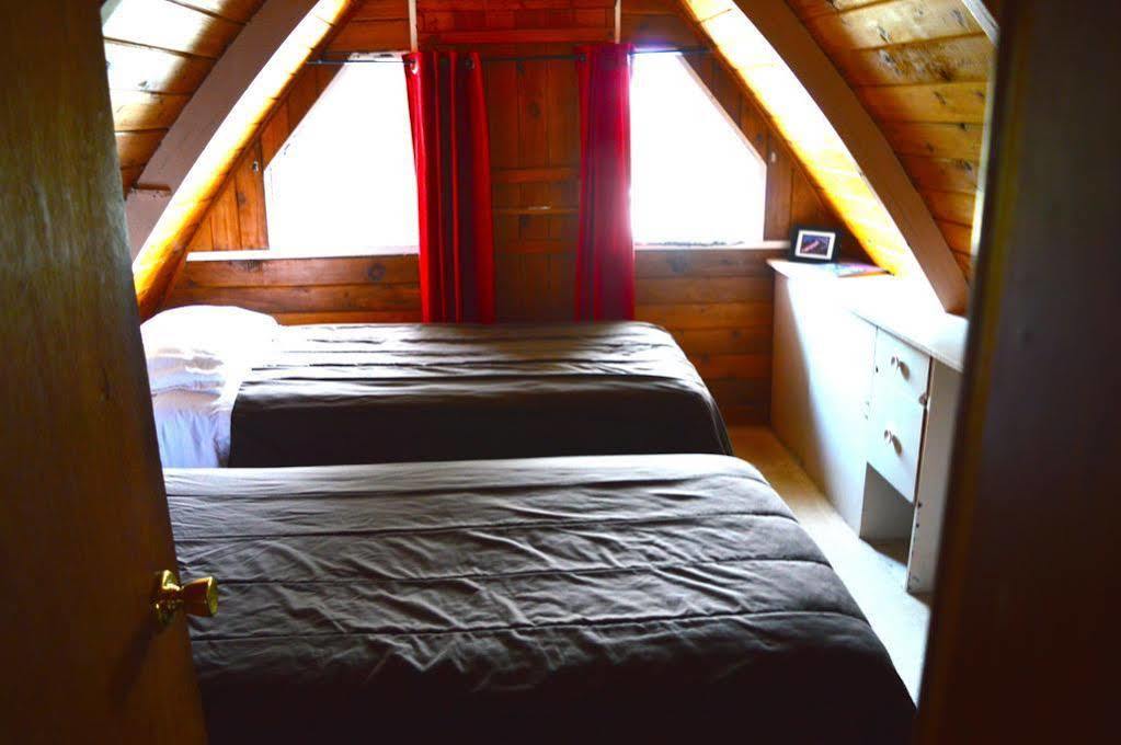 Red Shutter Inn Rossland Bagian luar foto