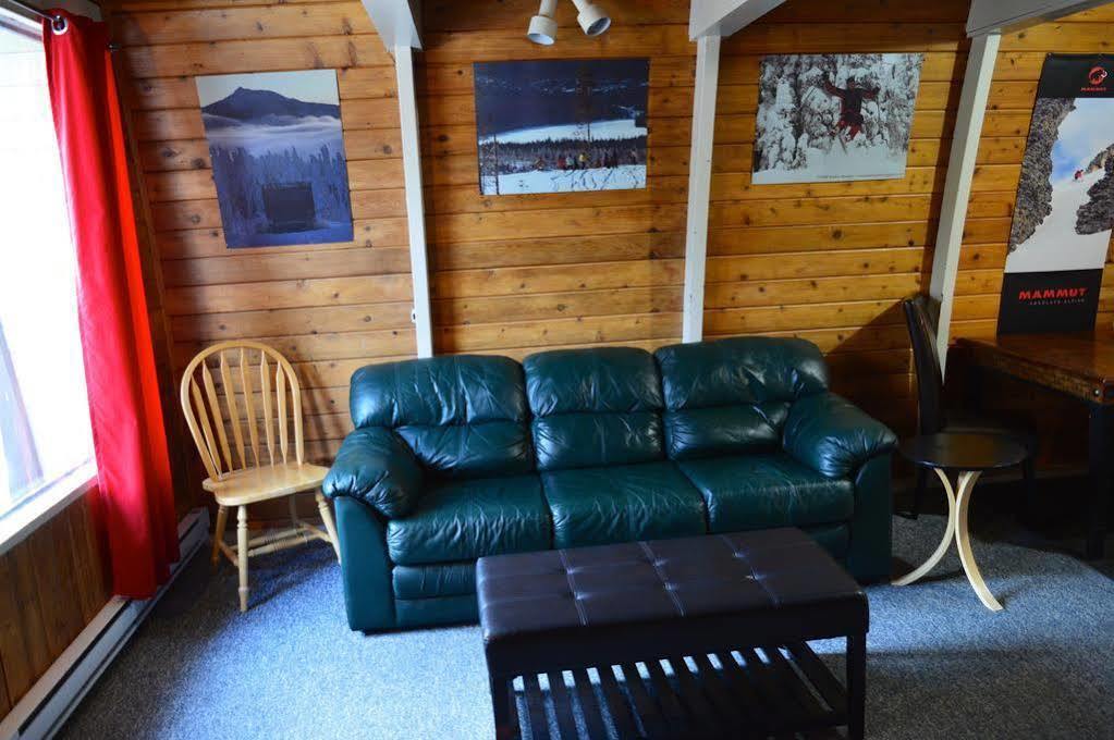 Red Shutter Inn Rossland Bagian luar foto