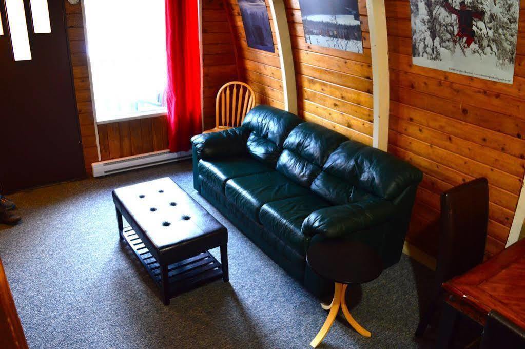 Red Shutter Inn Rossland Bagian luar foto
