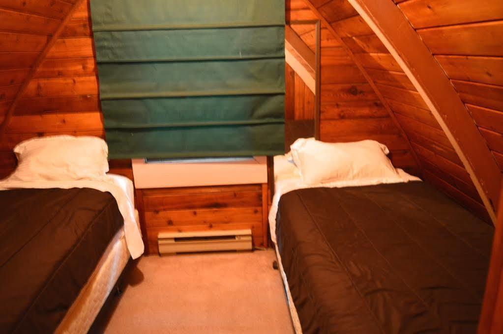 Red Shutter Inn Rossland Bagian luar foto